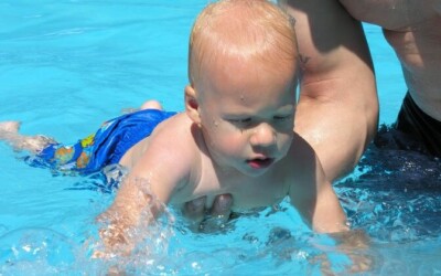 Natación para bebés y niños: enseñanza y beneficios