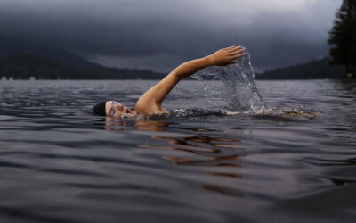 Mejora tu técnica de natación, si no quieres lesionarte