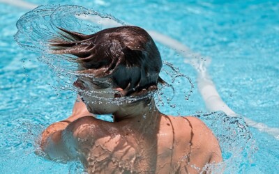 Consejos para cuidar tu pelo en la piscina