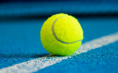 Nadar con una Pelota de Tenis: 2 Ejercicios muy efectivos