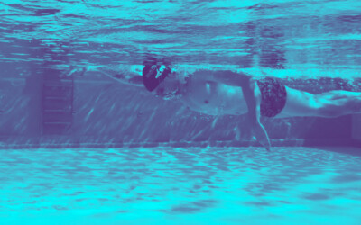 Posición de la cabeza en natación: ¿Mirando al frente o hacia abajo?